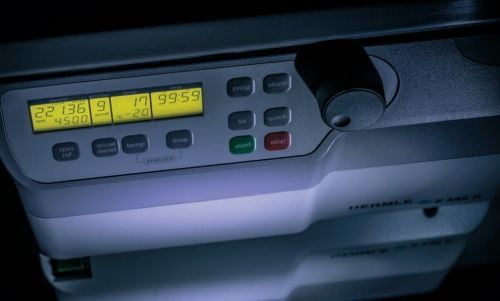 Máy ly tâm lạnh để bàn 4 ống 85 ml 18.000 vòng/phút HERMLE Z 446 K